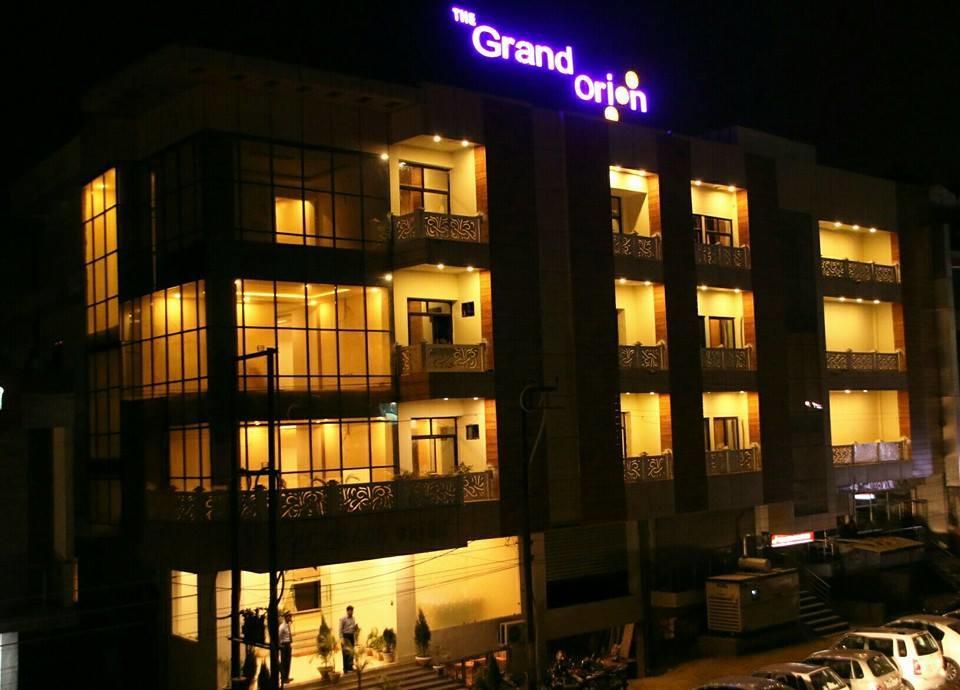 The Grand Orion Hotel Chinhat Kültér fotó