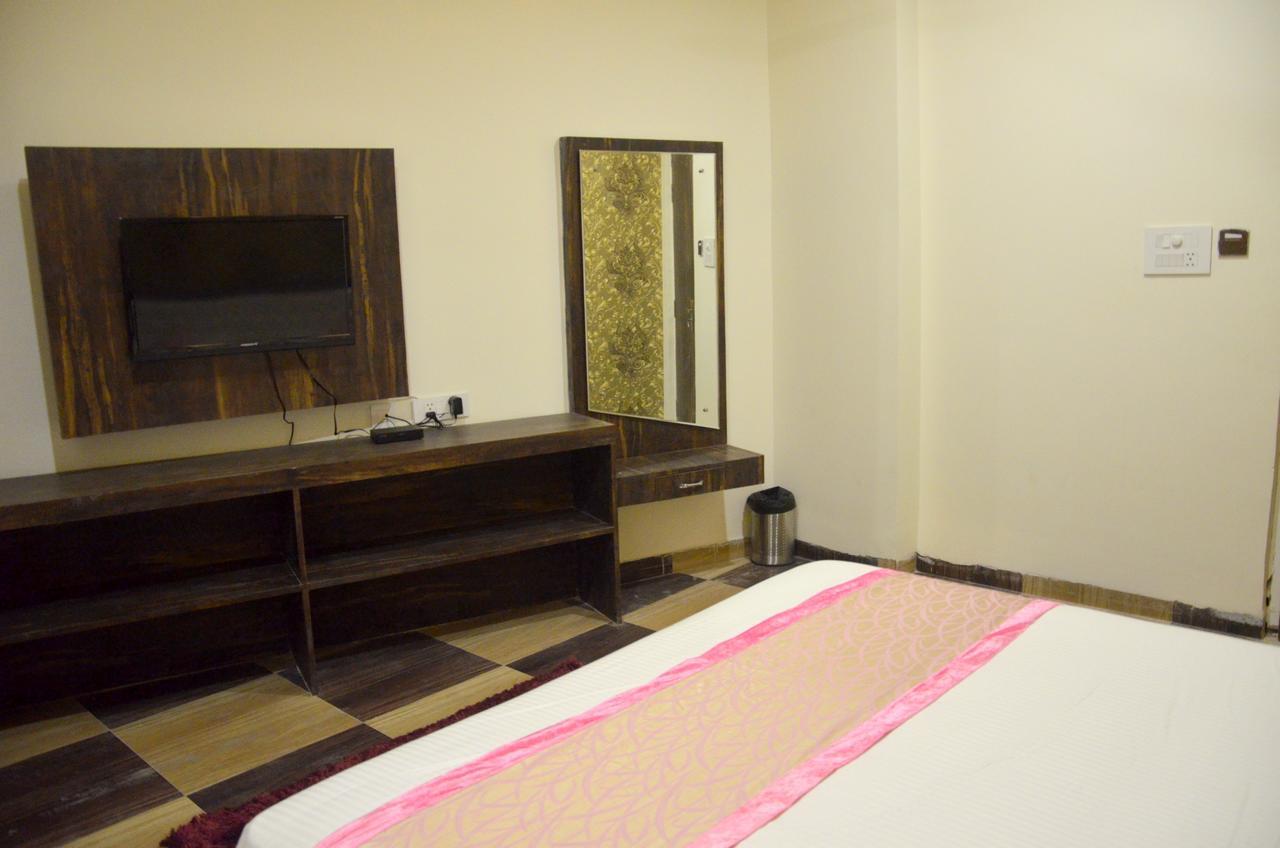 The Grand Orion Hotel Chinhat Kültér fotó