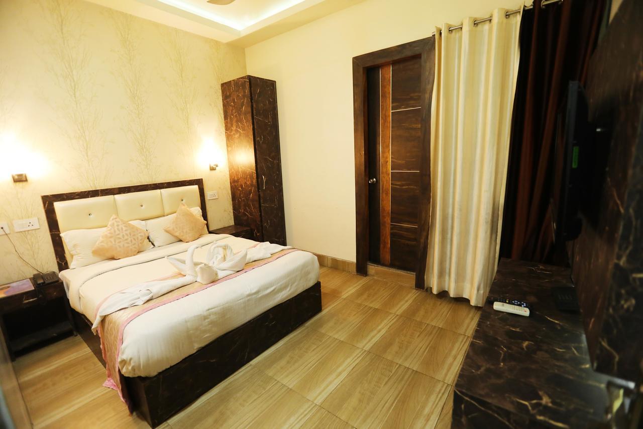 The Grand Orion Hotel Chinhat Kültér fotó