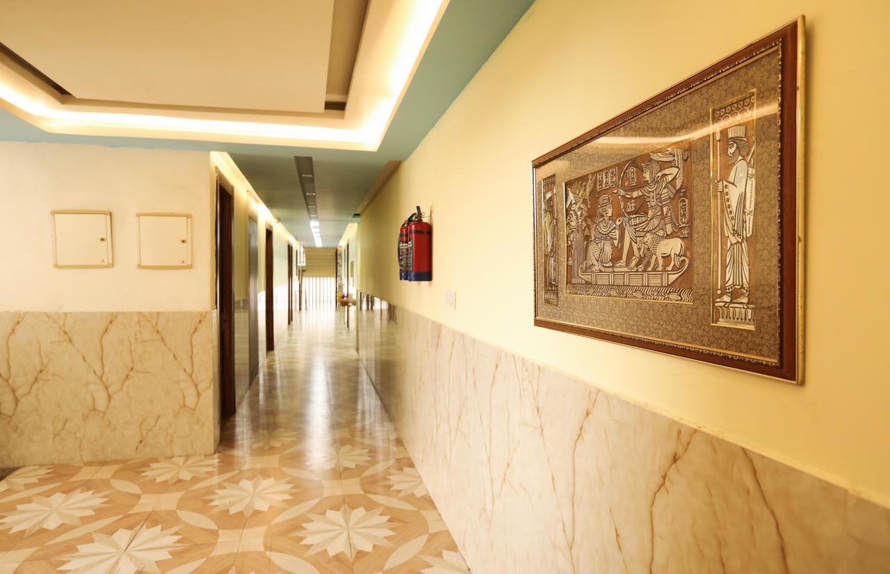 The Grand Orion Hotel Chinhat Kültér fotó