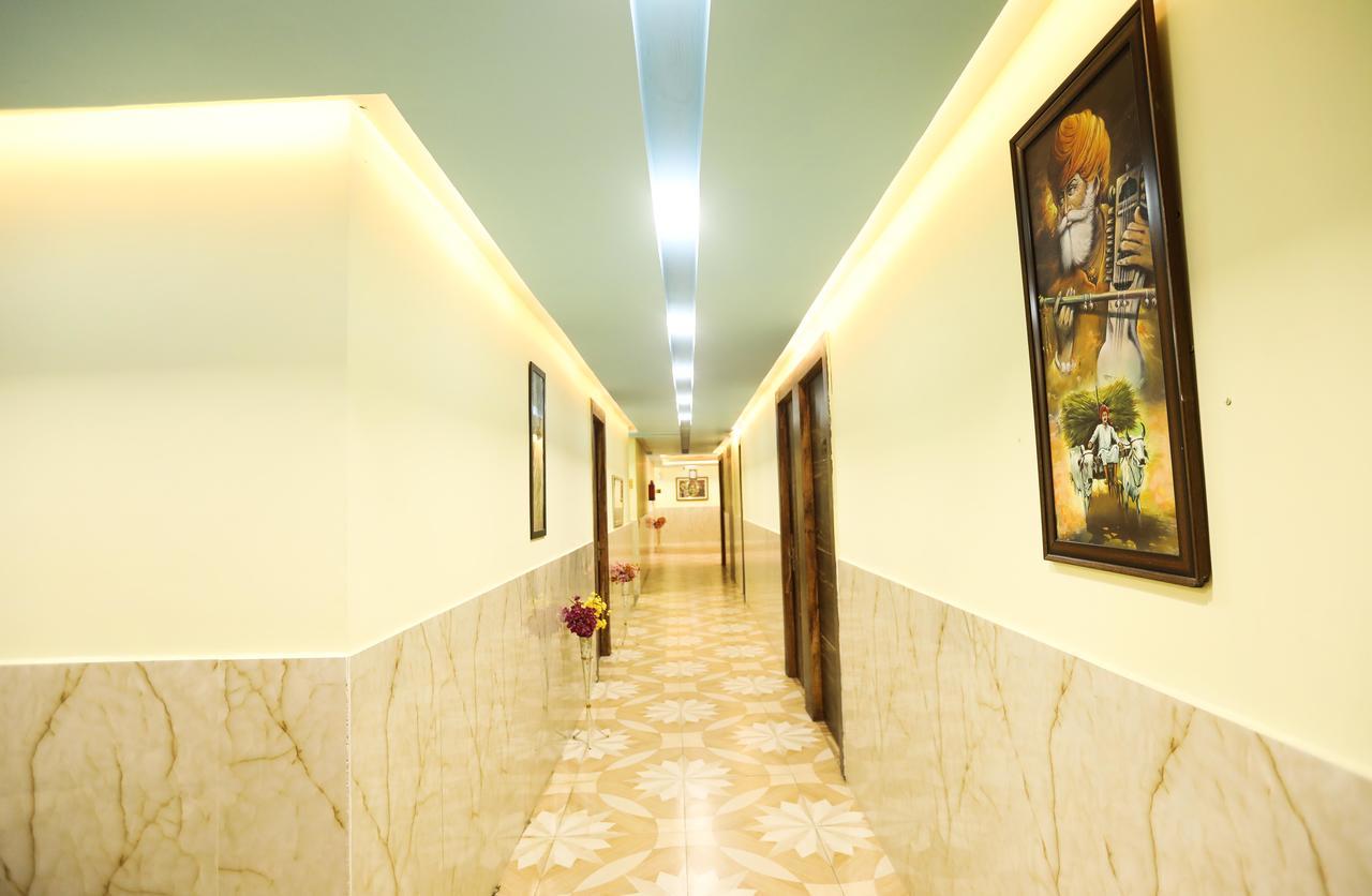 The Grand Orion Hotel Chinhat Kültér fotó